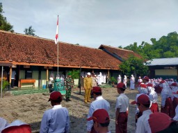 Tanamkan Cinta Tanah Air, Babinsa Koramil 15 Rejoso ikuti Upacara Bendera Hari Senin di SDN 1 Klagen