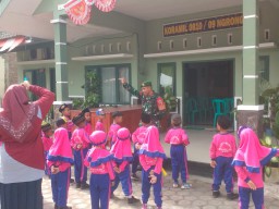Koramil 0810/09 Ngronggot Perkenalkan Profesi TNI AD kepada Siswa RA Al Muawanah
