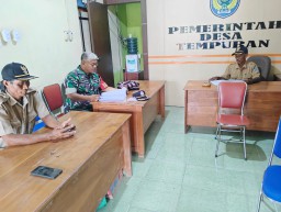 Babinsa Desa Tempuran Koramil 0810/20 Ngluyu melaks komsos dan silaturahmi, utk meningkatkan hubungan kerja yg baik dgn perangkat desa didesa Binaannya