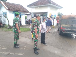 Koramil 0810/02 Bagor Dan Dinas Pertanian Kabupaten Nganjuk Lakukan Penyemprotan disinfektan Pasar Hewan.