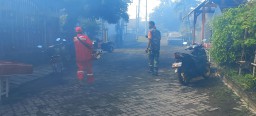 Babinsa Koramil 08 Kertosono Turun Langsung Dampngi Kegiataan Fogging di Desa Binaan