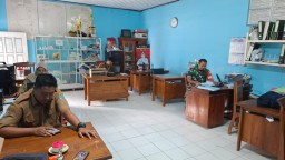 Perbaharui Data Wilayah, Babinsa Sertu Didik Melaksanakan Puldata Ter di Kantor Desa