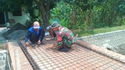 Peduli Dengan Warga Babinsa Koramil 0810/10 Tanjunganom Bantu Proses Pembuatan Jembatan