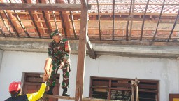 Membantu Kesulitan Masyarakat, Babinsa Koramil 0810/03 Loceret Kerja Bakti Rehab Rumah Warga Binaan