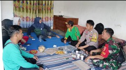 Jalin Silahturahmi Serda Aris Babinsa Tanjunganom Komsos Dengan Warga Desa Binaan