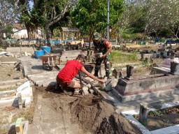 Meringankan Beban Masyarakat Babinsa Bantu Warga Perbaiki akses Jalan Di Tempat Pemakaman Umum