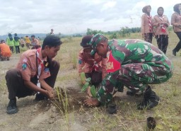 Babinsa Koramil 0810/15 Rejoso Ajak Pelajar Peduli Lingkungan Tanam Bibit Pohon