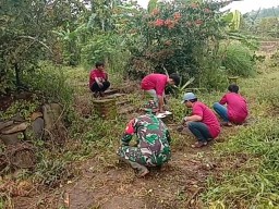 Babinsa desa blongko sertu Asep Indra Gunawan koramil 0810/18 Ngetos membantu masyarakat melaksanakan kerja bakti membersihkan lokasi wisata bukit salju