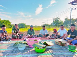 Ditengah Gempuran Budaya Modern, Babinsa Koramil 0810/04 Berbek Dukung Pelestarian Budaya Wiwit