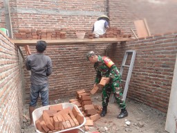 Wujud Sinergitas TNI Dengan Rakyat, Babinsa Bantu Bangun Rumah Warga