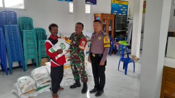 Sertu M Fahrozi Babinsa Desa Kuncir Bantu Salurkan Bantuan Beras Kepada Masyarakat Desa Kuncir
