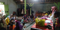 Babinsa Koramil Sawahan Berikan Pendampingan Pelaksanaan Posyandu di Wilayahnya