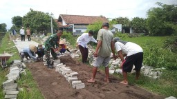 Babinsa Koramil Tanjunganom Bersama Warga Gotong Royong Perbaiki Jalan Desa