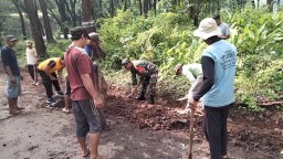 Ciptakan Kemanunggalan TNI - Rakyat, Babinsa Koramil 0810/03 Loceret Kerja Bakti Pembersihan Kiri Kanan Jalan