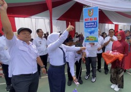 Unik! Guru SMPN 2 Nganjuk Cosplay Murid Saat Dies Natalis ke-48