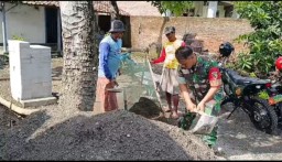 Manunggal Bersama Rakyat, Babinsa Bantu Warga Perbaiki Rumah