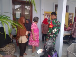 Peduli Kesehatan Warga, Babinsa Koramil 0810 Bagor Dampingi Posyandu Lansia