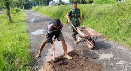 Babinsa Desa Jogomerto Bahu Membahu Bersama Warga Perbaiki Jalan Rusak di Desa Jogomerto