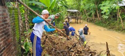 Cegah Banjir, Babinsa Warujayeng Ajak Masyarakat Kerja Bakti Bersihkan Sungai