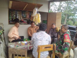 Melalui Komunuikasi Sosial, Babinsa Ciptakan Keakraban Dengan Warganya