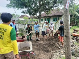Jalin Kebersamaan, Babinsa dan Warga Kerja Bakti Pengurukan Jalan Usaha Tani