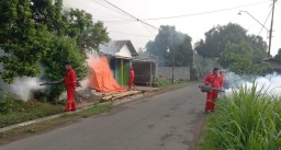 Kelurahan Warujayeng dan Puskesmas Tanjunganom Lakukan Fogging untuk Cegah DBD