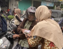 Unik! Sambut Bulan Ramadhan, Mahasiswa di Nganjuk ini Bagikan Bunga Ziarah Gratis