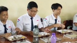 Hore! Ribuan Paket Makan Bergizi Gratis Mulai Dibagikan di Nganjuk