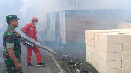 Antisipasi Demam Berdarah, Babinsa Koramil 03 Loceret Dampingi Penyemprotan Foging
