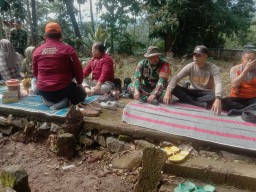 Babinsa Ngetos Guyub Rukun Bersama Masyarakat Membersihkan TPU Dan Do'a Bersama.