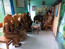 Pentingnya Pendidikan Bela Negara Babinsa Koramil 0810/01 Nganjuk Berikan Motivasi Tenaga Pendidik Sekolah Dasar