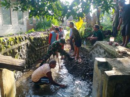 Cegah Banjir Warga Bersama Babinsa Koramil 0810/15 Rejoso Kerja Bakti Bersihkan Parit Desa Tritik