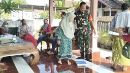 Peduli Kesehatan Warga, Babinsa Koramil 03 Loceret Dampingi Petugas Laksanakan Pengecekan Kesehatan Lansia