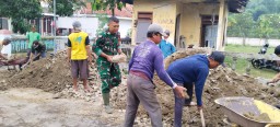 Babinsa Koramil 19 Jatikalen Turun Langsung Bantu Warga Desa Binaan Ratakan Tanah Timbunan