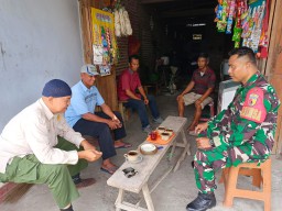 Mantabkan Soliditas Kerja Sama, Babinsa Kendalrejo Koramil 0810/02 Bagor Komsos Dengan Warga Desa