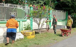 Tumbuhkan Semangat Gotong Royong Babinsa Sambirejo Kerja Bakti Bersama Warga di Desa Binaan
