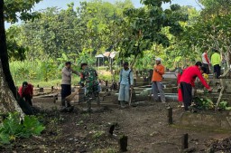 Jelang Tradisi Nyekar Babinsa Koramil Jatikalen Bersama Warga Bersihkan Makam