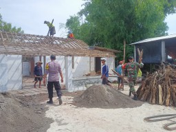 Guyub Rukun, Babinsa Bersama Warganya Gotong Royong Perbaiki Rumah