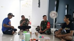 Jalin Silaturahmi, Babinsa Desa Jogomerto Laksanakan Komsos Dengan Masyarakat Binaan