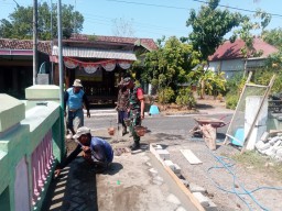 Babinsa Koramil 0810/02 Bersama Warga Desa Sugihwaras Gotong Royong Pasang Paving Jalan