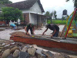 Ciptakan Lingkungan Yang Asri, Babinsa Gotong Royong Pembenahan Taman Desa