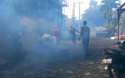 Cegah DBD, Babinsa Koramil 0810/06 Kertosono Bersama Dinas Kesehatan Lalaksanakan Kegiataan Fogging Di Desa Tanjung