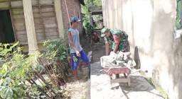 Tumbuhkan Semangat Gotong Royong, Babinsa Koramil 0810/03 Loceret Bantu Pasang Paving Block