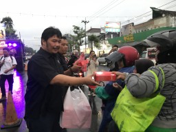 Berbagi Kebahagiaan di Bulan Suci, PWI Nganjuk Bagikan Ratusan Paket Takjil di Taman Nyawiji