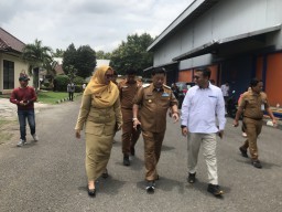 Bupati Nganjuk Bersama Petani dan Puluhan Kepala Desa Gruduk Bulog Desak Serap Seluruh Gabah Petani