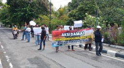 Warga Nganjuk Gelar Aksi Simpatik Dukung Pengesahan RUU TNI