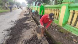 Jumat Bersih, Babinsa Bersama Perangkat Desa dan Masyarakat Bersihkan Parit