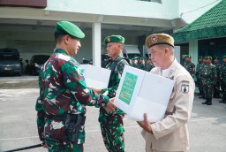 Wujud Kepedulian Pimpinan, Dandim Nganjuk Bagikan Bingkisan Lebaran Kepada Seluruh Anggotanya