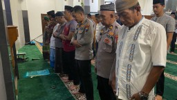 Kapolres Nganjuk dan Anggota Gelar Tarawih Bersama di Masjid Al-Ikhlas
