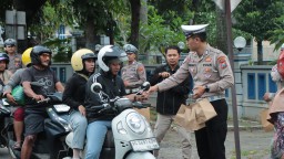Berkah Ramadan, Polres Nganjuk Bagikan Ratusan Paket Takjil untuk Pengguna Jalan